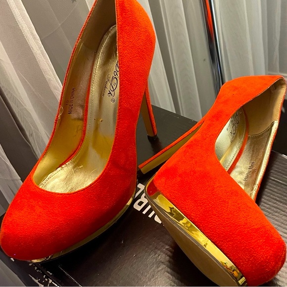 Moving Sale!! 2/$40 RARE Db Dk Pink Suede Stillettos with Gold platform Size 10M - Picture 7 of 8